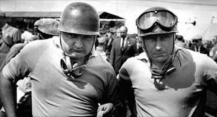 Juan Manuel Fangio junto a otro piloto, con cascos y antiparras de época